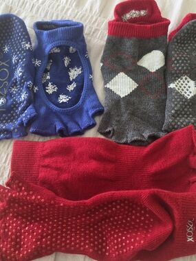3 Pairs No-Slip ToeSox Socks - Red, Blue, Gray argyle Snowflake pattern